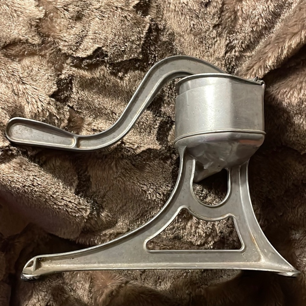Vintage UNIVERSAL 1950’s aluminum juicer